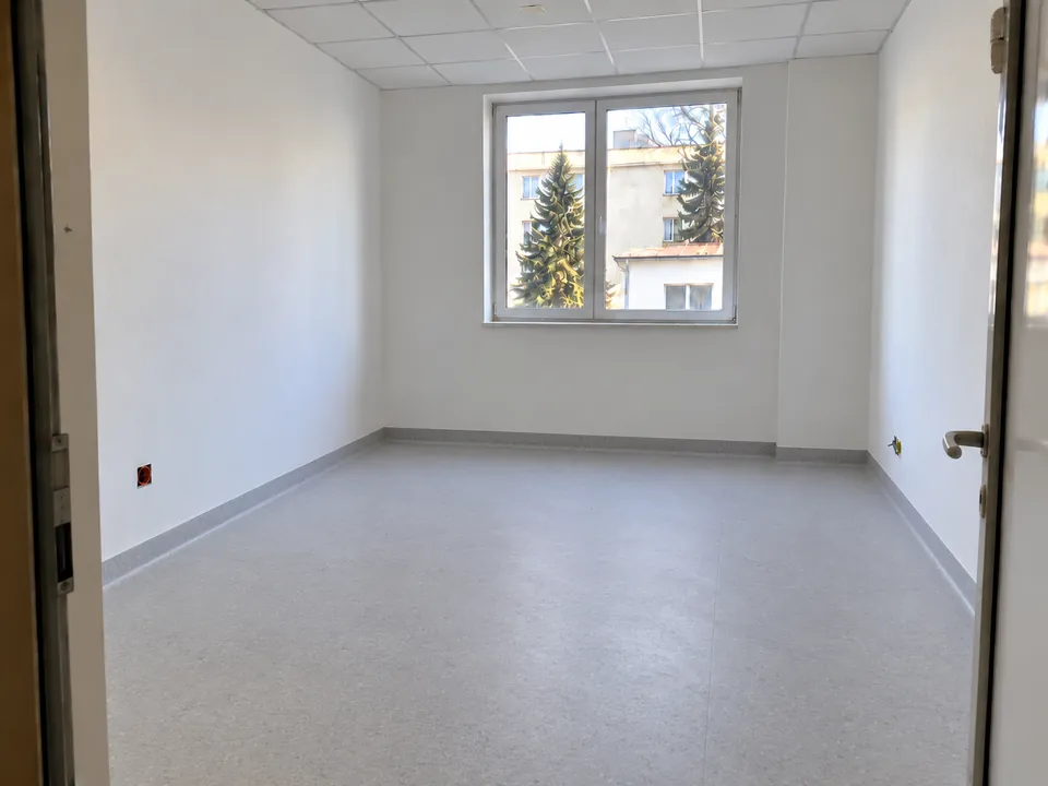 Cameră medicală finalizată cu pardoseală continuă și plintă ridicată
