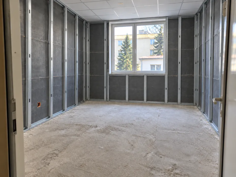 Structură metalică montată pe pereții camerei