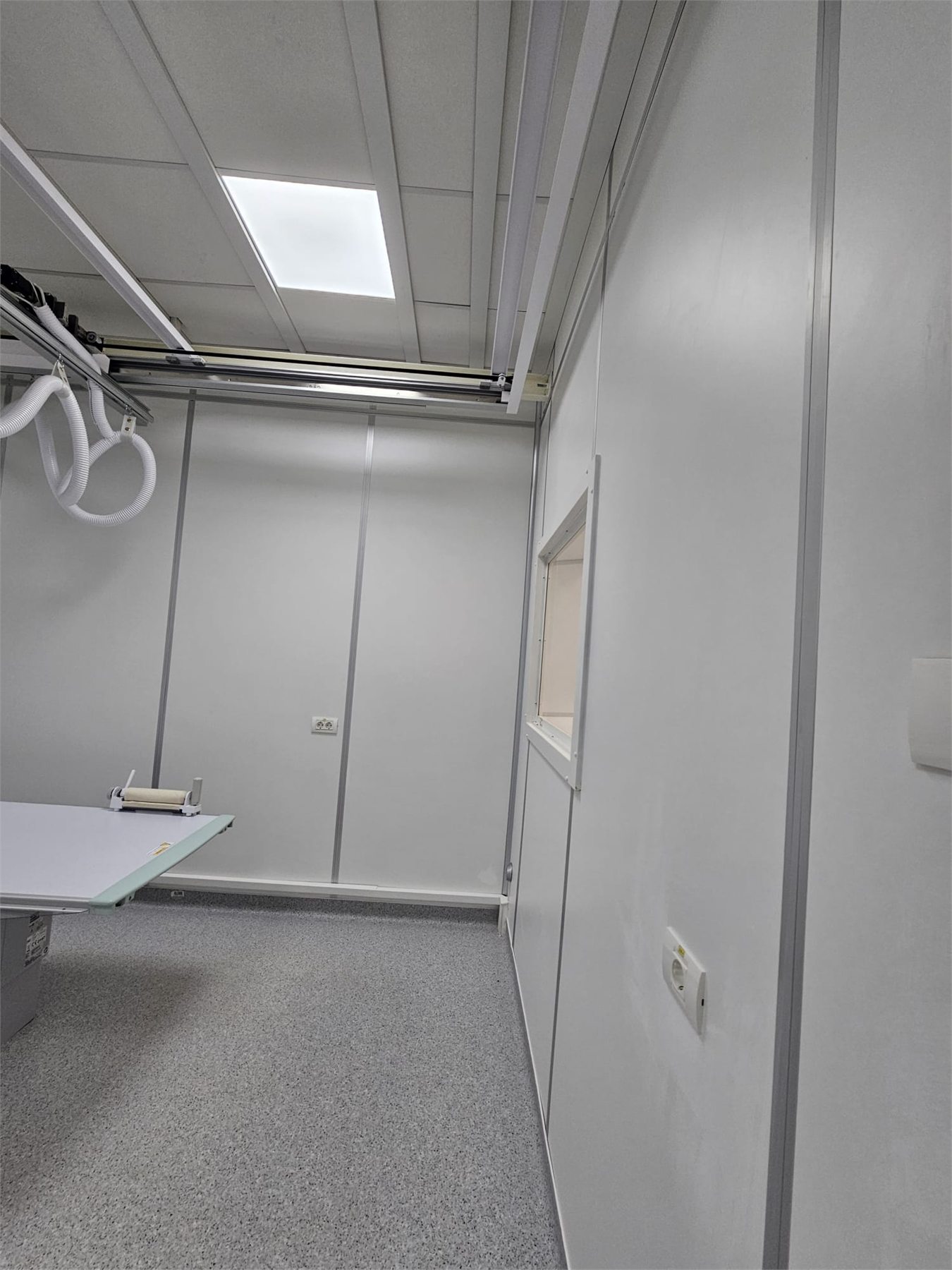 Detaliu interior al unei camere de radiologie medicala