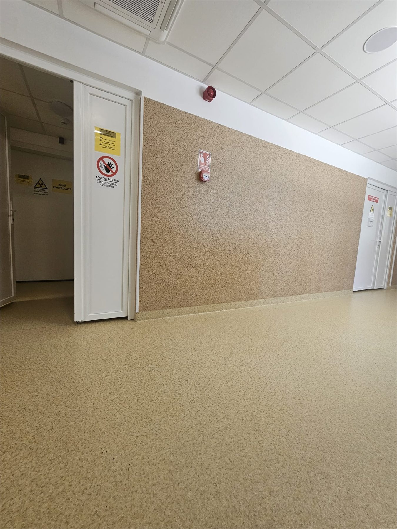 Coridor medical cu finisaje lavabile si pardoseala continua